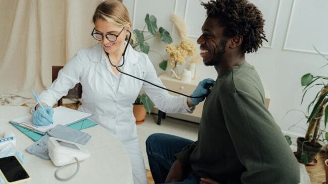 Participar de Exames Preventivos: O diagnóstico precoce aumenta as chances de cura. Papanicolau, mamografia e colonoscopia são exemplos de exames que devem ser realizados regularmente, conforme a orientação médica. Para isso, confira A Importância do Check-up Médico e quais exames realizar - Pexels