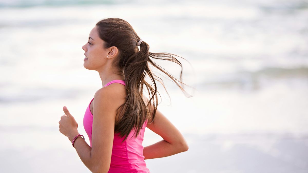 Praticar Atividades Físicas: Pelo menos 150 minutos de exercício moderado por semana são recomendados para fortalecer o sistema imunológico e ajudar no controle do peso. Caminhadas, corridas, natação ou dança são ótimas opções - Pexels