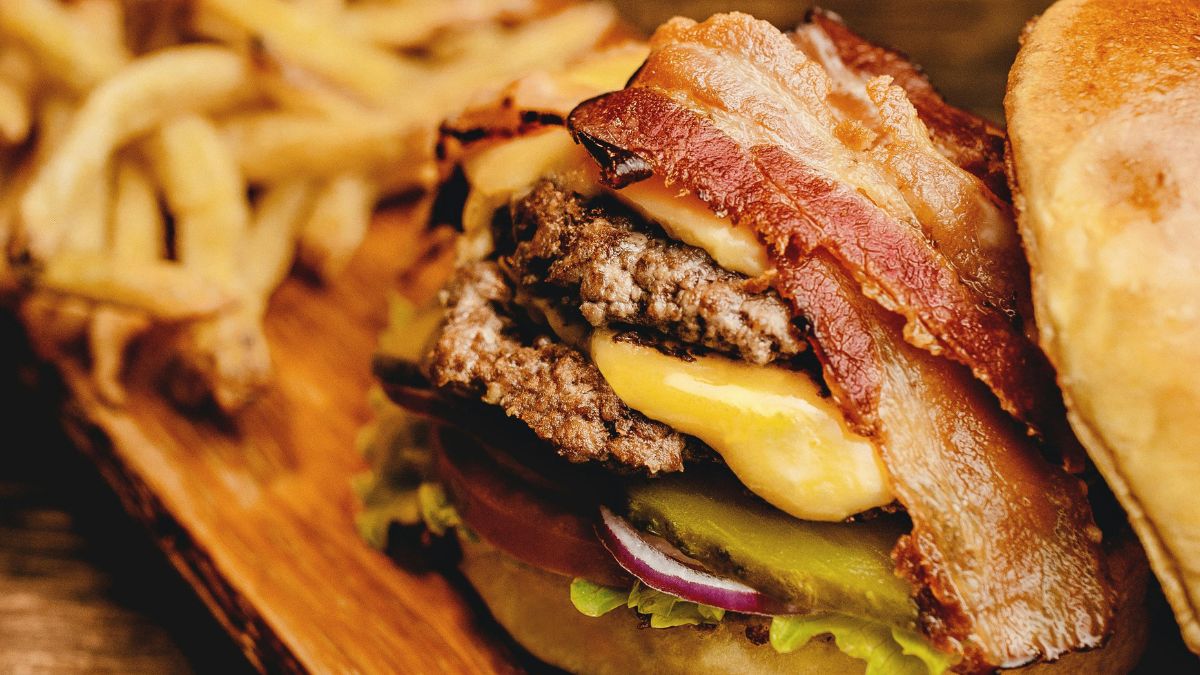 Evite carnes Processadas: Bacon, salsichas e embutidos possuem conservantes que aumentam o risco de câncer colorretal. Controle o Sal e o Açúcar - Pexels