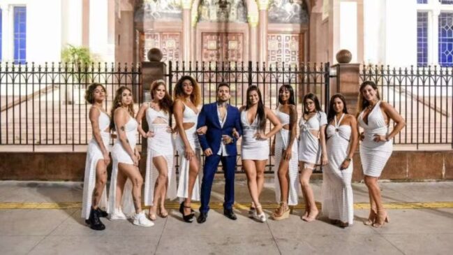 Influenciador que viveu com 10 esposas coloca à venda cama gigante; entenda o caso