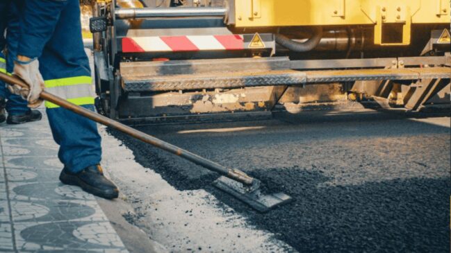 Obras de infraestrutura Vila Margarida recebe novo asfalto em nove ruas de São Vicente