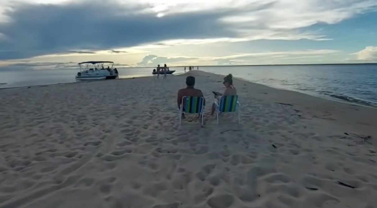 Bancos de areia branca se espalham pelas margens do Rio Tapajós e Arapiuns, criando a sensação de um mar de água doce