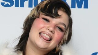 Confirmada no Lollapalooza 2026, cantora cancela todos os shows após colapso; saiba o que aconteceu