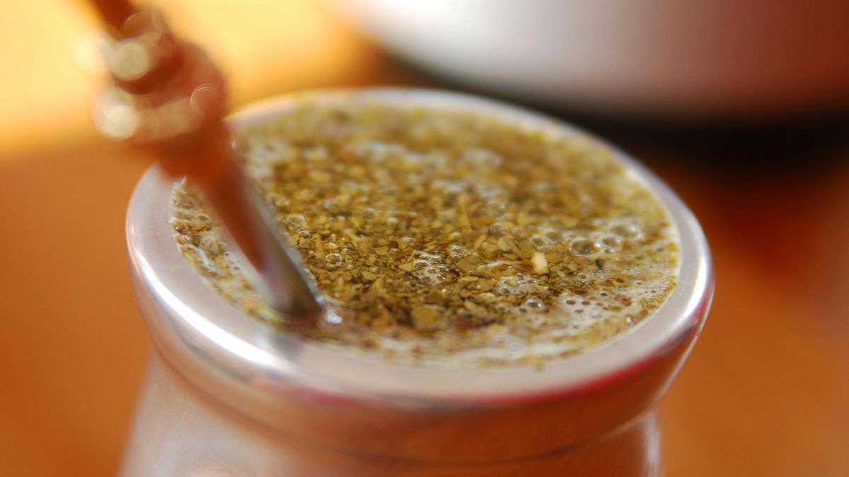 O coco ralado suaviza a intensidade da erva e adiciona doçura natural / Foto: Pexels