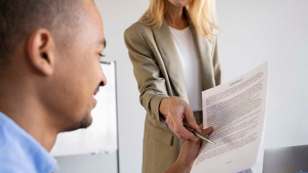 O CIEE auxilia empresas na contratação de estagiários, oferecendo mediação com escolas e suporte jurídico, administrativo e pedagógico, em conformidade com a Lei do Estágio (Lei nº 11.788/2008)/ Freepik