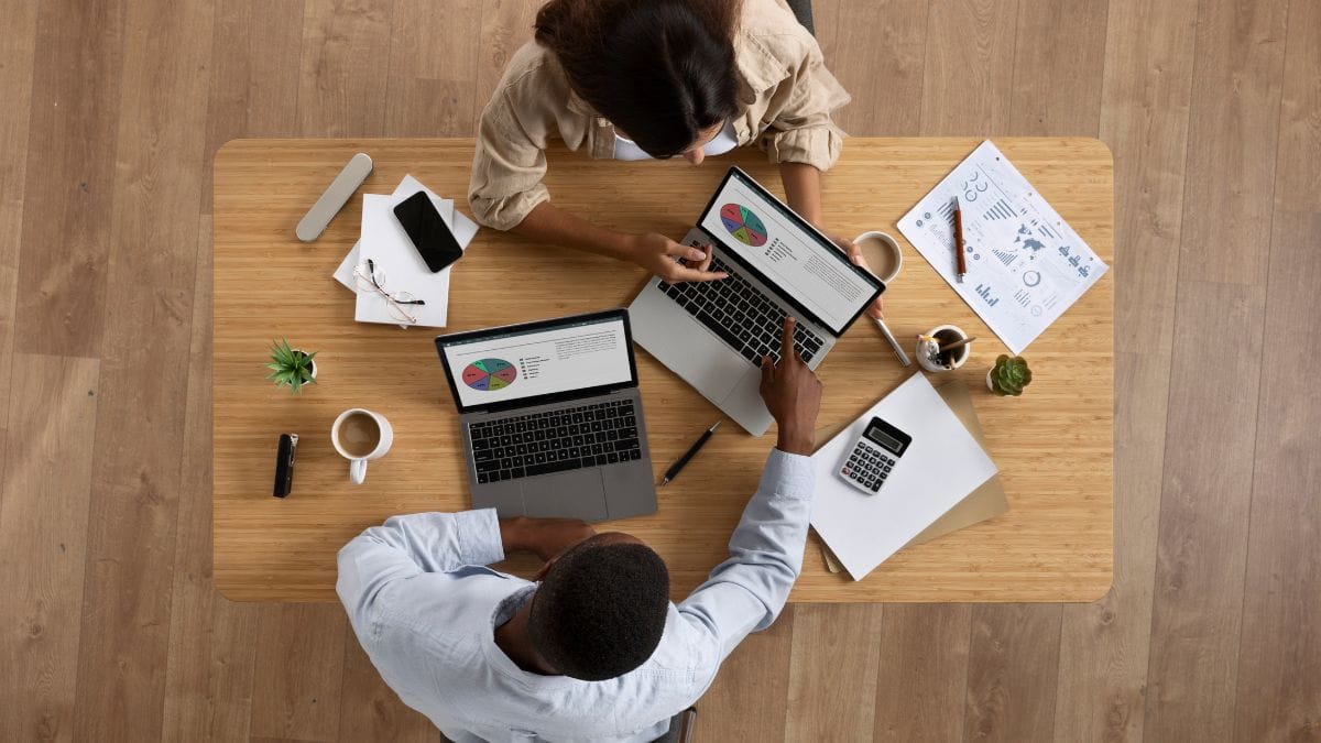 Pelo portal do CIEE, estudantes acessam editais e prazos de inscrições de processos seletivos públicos, com oportunidades de estágio e aprendizagem em órgãos da administração pública/ Freepik