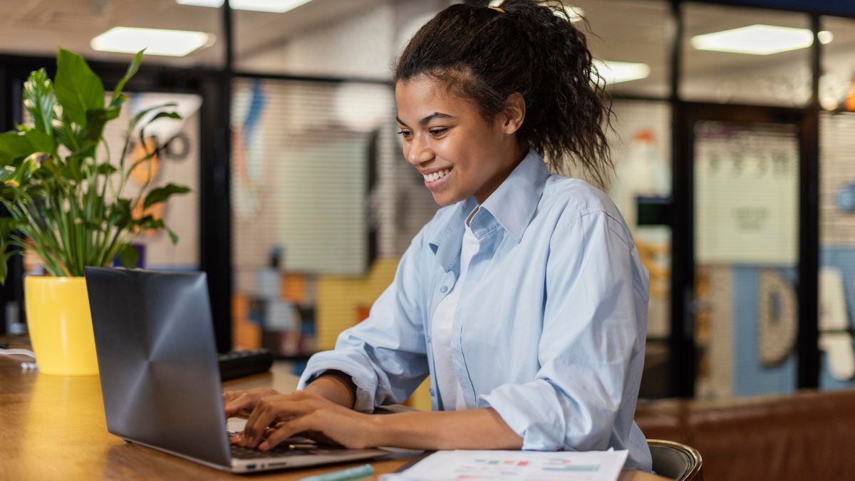 Empresas podem contratar jovens aprendizes (14 a 24 anos) com apoio do CIEE, que organiza o processo seletivo, a capacitação teórica e o acompanhamento da experiência prática/ Freepik