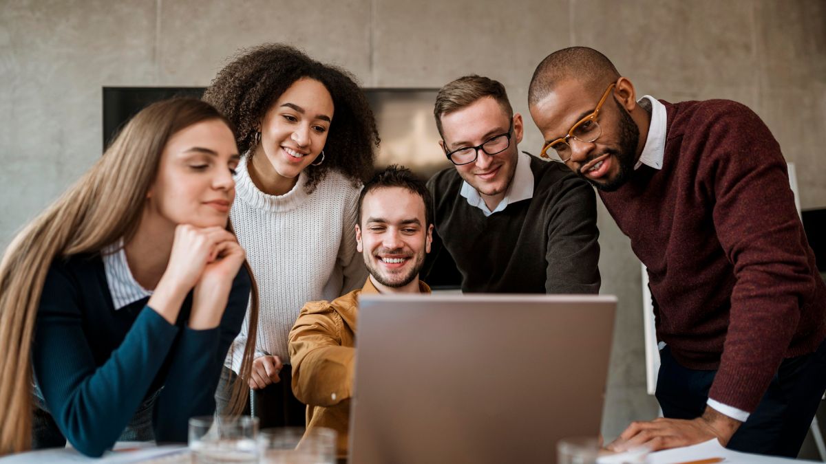 Além de estágios e aprendizagem, o CIEE mantém cursos gratuitos de capacitação e iniciativas de inclusão social, firmando parcerias com escolas, ONGs e empresas para ampliar oportunidades/ Freepik