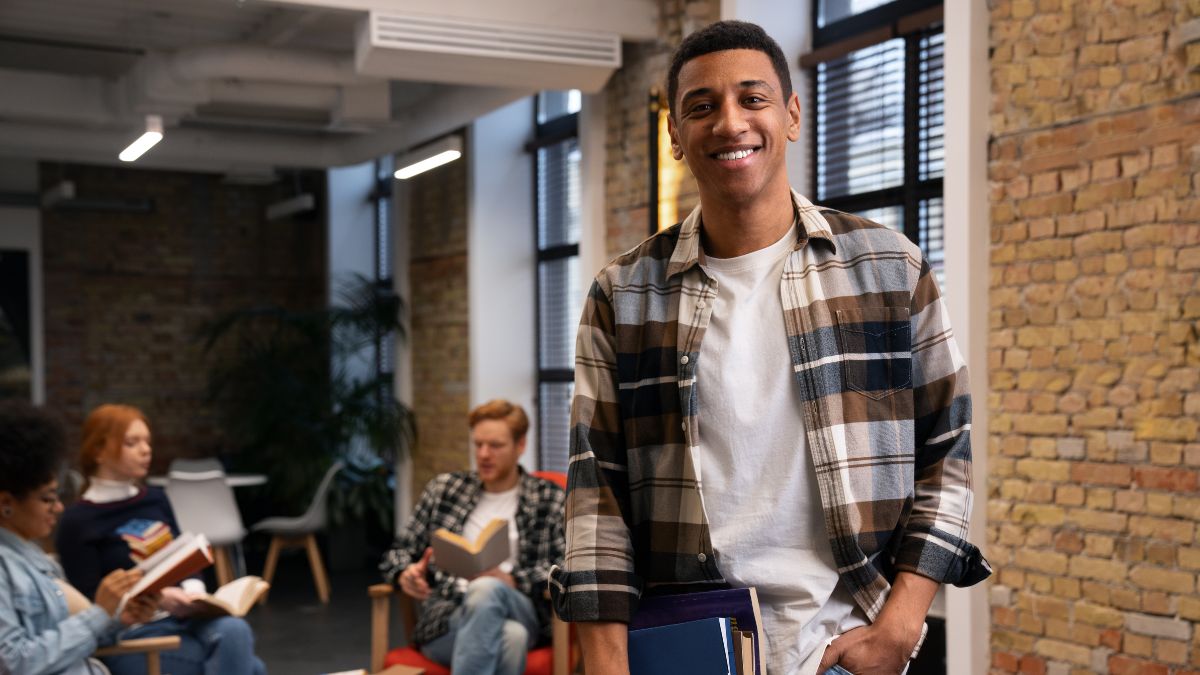 Estudantes do ensino médio, técnico e superior encontram vagas de estágio no CIEE, com filtros por curso, cidade e área de interesse, além de orientação para a experiência prática em empresas/ Freepik