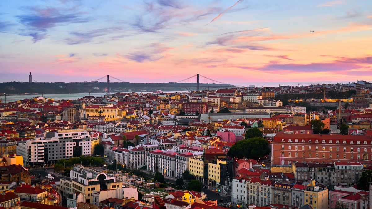 Lisboa lidera o ranking mundial de destinos mais felizes, com destaque para a gastronomia saudável, facilidade de locomoção a pé e mais de 2.800 horas de sol por ano/ Deensel/Wikimedia Commons