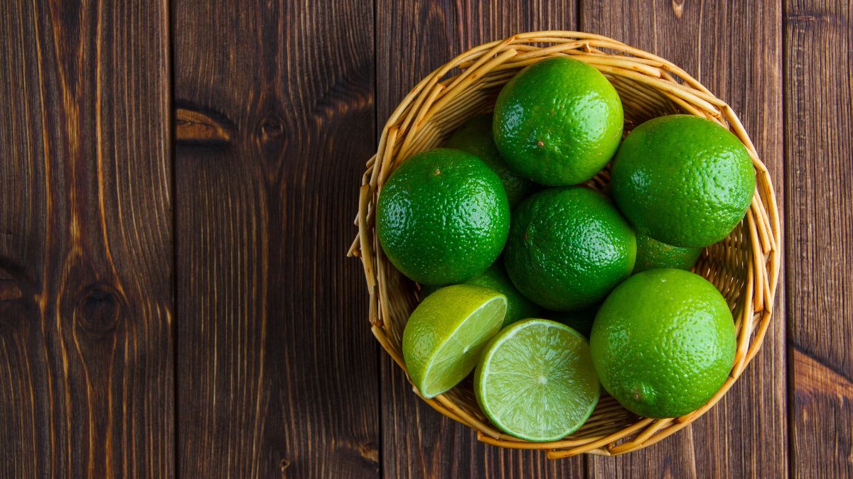 Posso substituir o vinagre por limão? Sim. O suco de limão contém ácido cítrico, que também dissolve a gordura. Além disso, deixa um aroma fresco, ideal para o ambiente da cozinha/ 8photo/Freepik