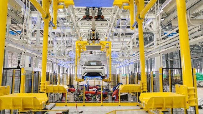 Fábrica da BYD em Camaçari, na Bahia, já emprega mais de 1,5 mil pessoas e deve gerar 20 mil vagas no Brasil