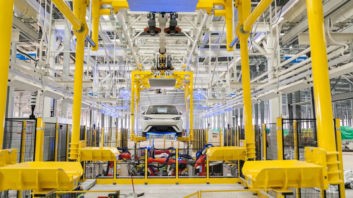 Fábrica da BYD em Camaçari, na Bahia, já emprega mais de 1,5 mil pessoas e deve gerar 20 mil vagas no Brasil