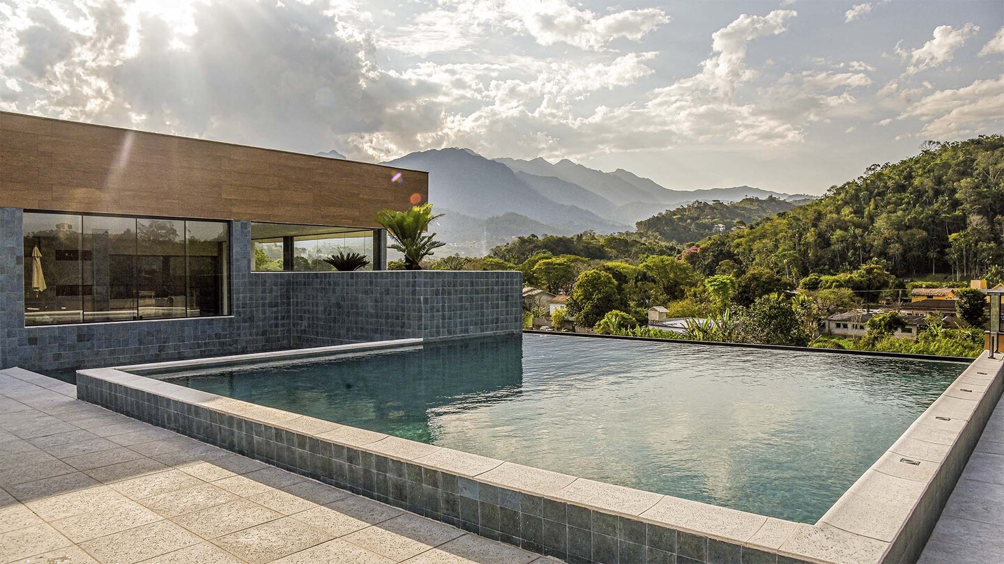 Piscina de borda infinita Crédito Divulgação