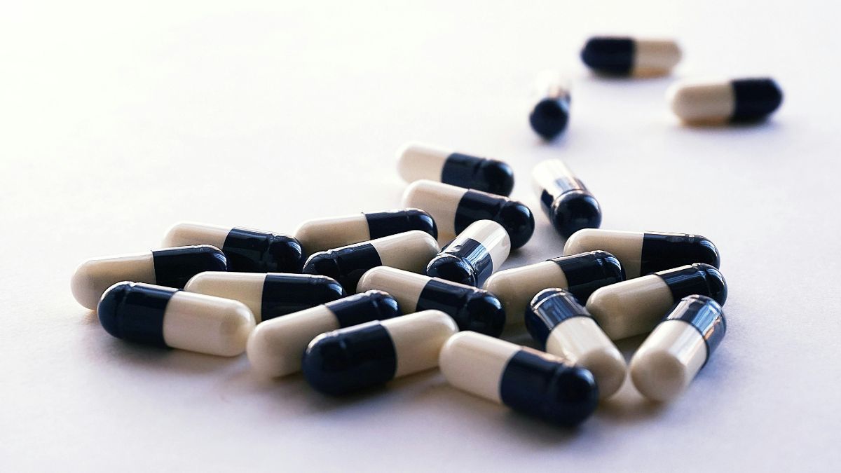 O ibuprofeno é um anti-inflamatório que age diretamente na dor localizada - Pexels