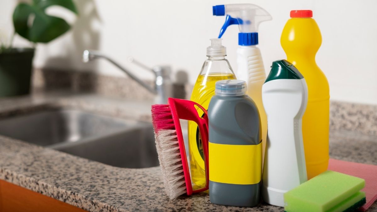 Mistura de água oxigenada e detergente líquido é ótima para limpeza profunda da casa