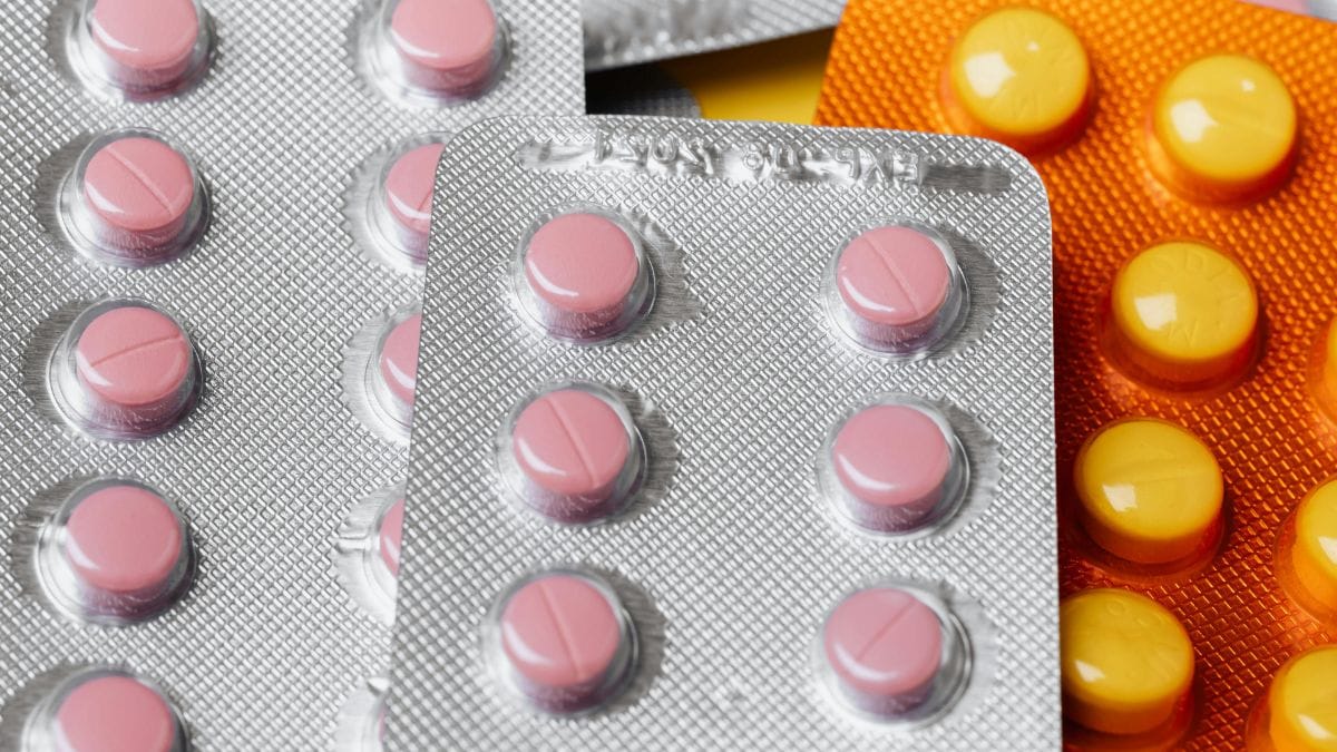 A automedicação especialmente em dores intensas ou crônicas pode mascarar problemas graves e levar a complicações - Pexels