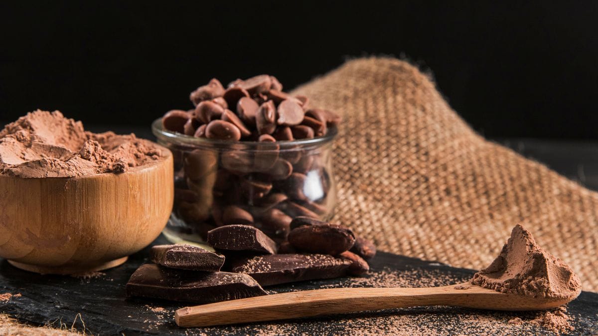 O cacau tem um efeito estimulante mais suave que o do café, sendo uma boa alternativa para quem não tolera a bebida/ Freepik