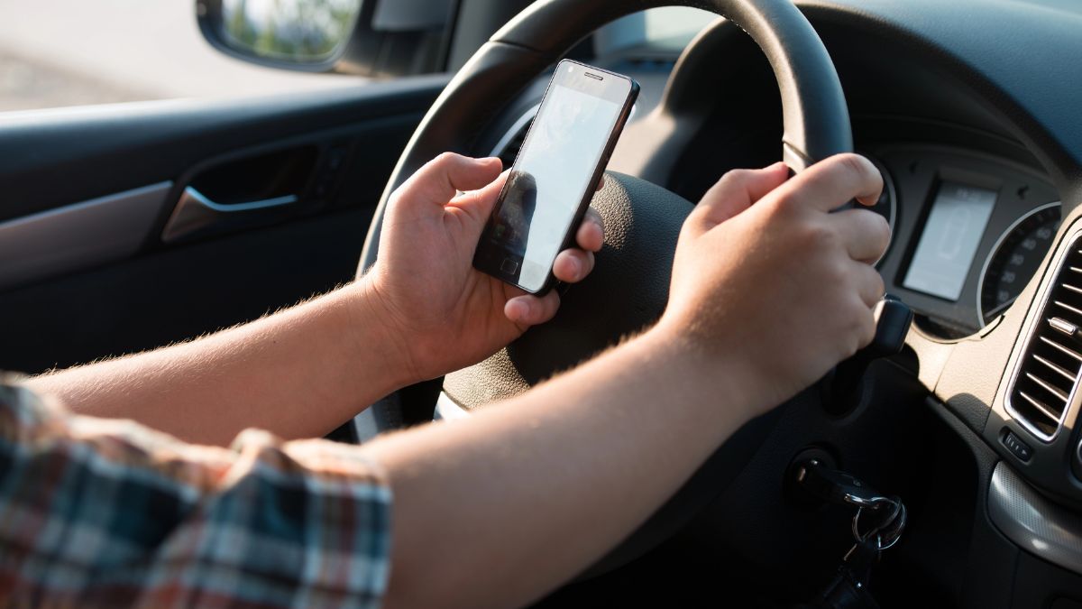 O uso do celular ao volante aumenta consideravelmente o risco de acidentes, preocupando autoridades/ s2uphoto/Depositphotos