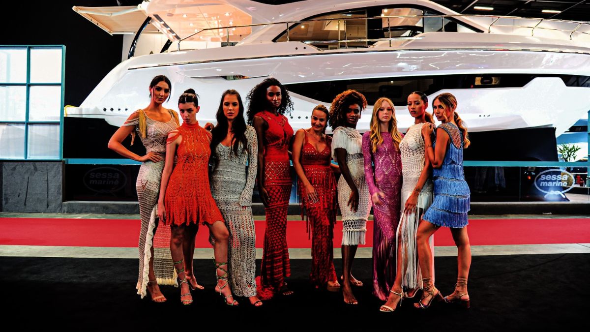 O São Paulo Boat Show 2025 também ganha passarela: o desfile náutico leva estilo e sofisticação para além das águas, com moda inspirada no lifestyle do mar/ Divulgação
