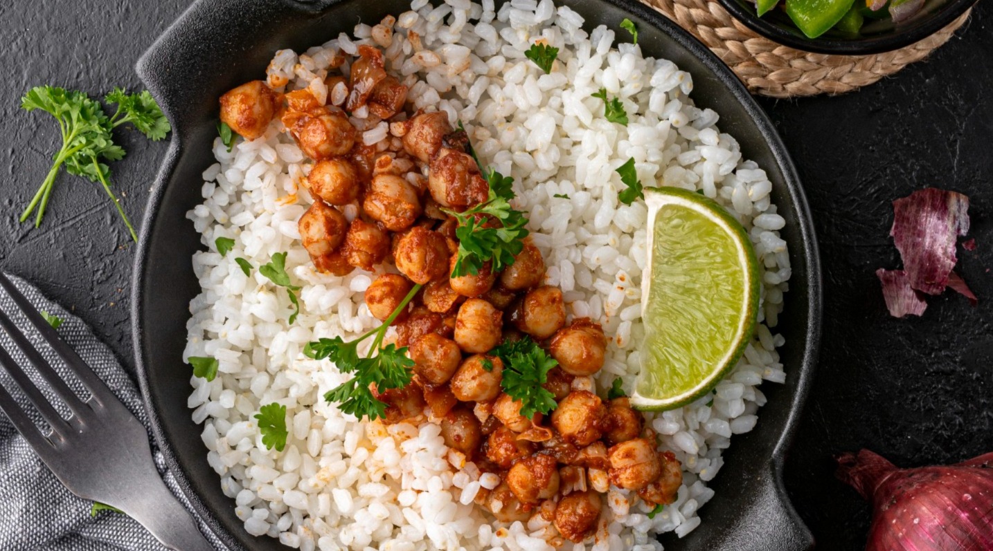 Contrariando o mito de que engorda, o arroz com feijão é um aliado até em dietas de emagrecimento, desde que consumido em porções adequadas