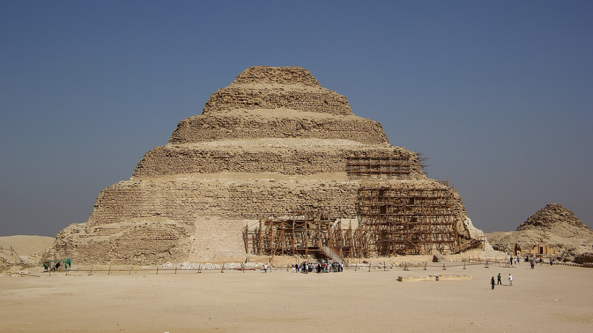 Pirâmide de Djoser, a mais antiga do Egito, localizada em Sacará, região onde também foi encontrada a estátua de Gisr el-Mudir/ Berthold Werner/Wikimedia Commons