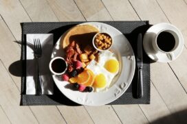 Frutas frescas, pães e cereais integrais, além de sementes e oleaginosas, são alternativas mais seguras para o café da manhã