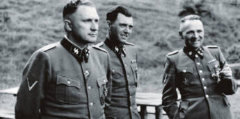 O temido médico das experiências insanas, Jofef Mengele (ao centro)