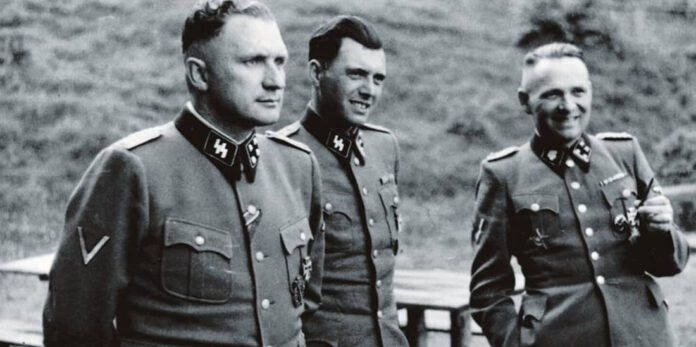 O temido médico das experiências insanas, Jofef Mengele (ao centro)