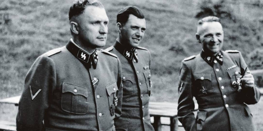 O temido médico das experiências insanas, Jofef Mengele (ao centro)