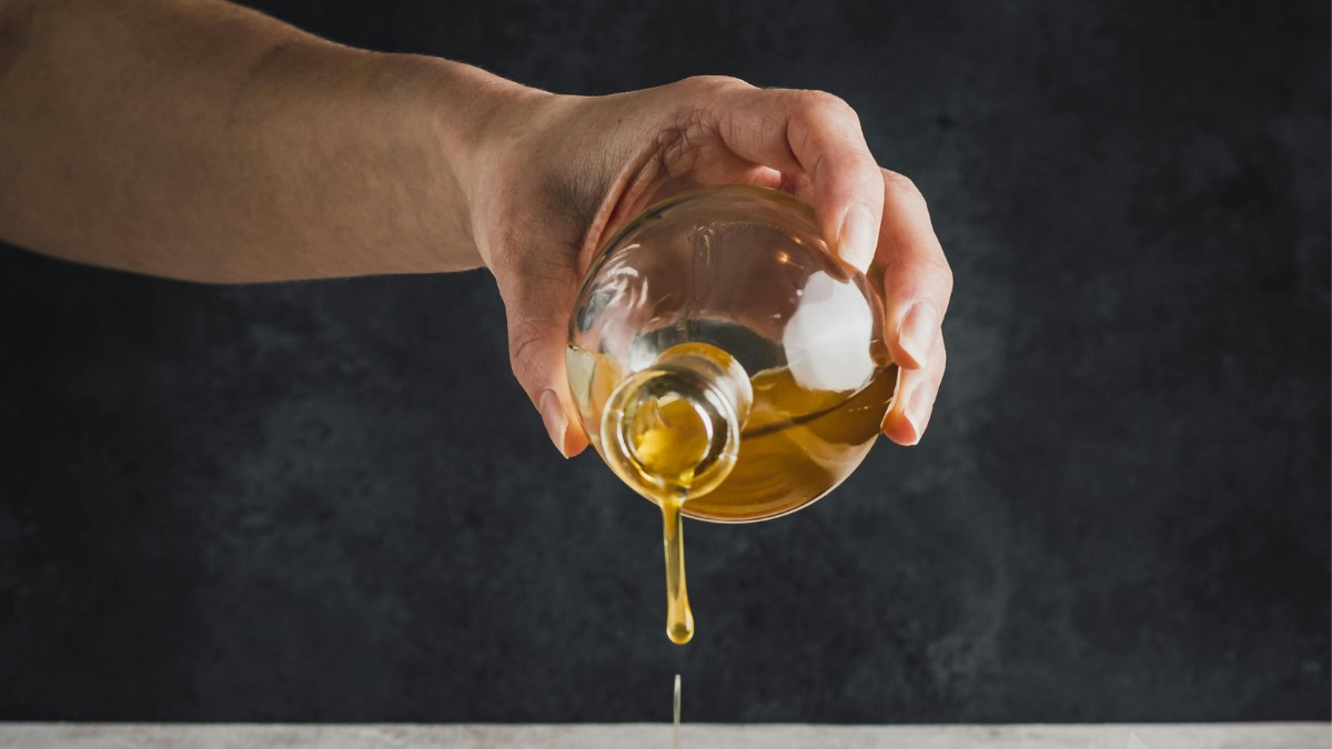 Econômico, ecológico e eficiente: entenda os motivos que levaram o azeite de oliva a se tornar o novo queridinho da limpeza.