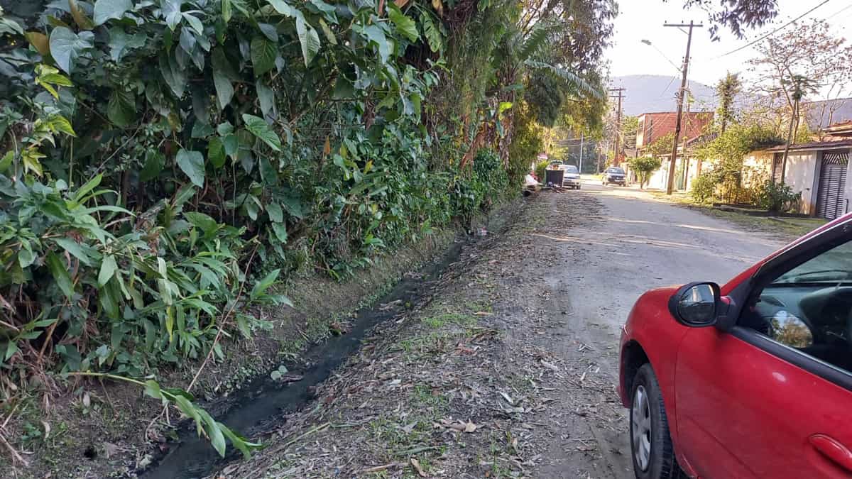 Segundo um morador, as valas sujas correm livres por todo o bairro (Carlos Salles/Reprodução)