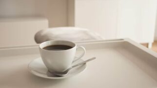 Em vez de adoçar o café com açúcar, muitas pessoas optam por alternativas como mel, stevia ou xilitol