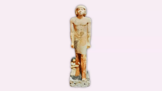 Estátua familiar em calcário encontrada em Sacará: nobre, esposa e filha retratada em baixo-relevo, um achado inédito do Antigo Egito