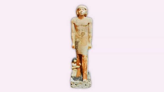 Estátua familiar em calcário encontrada em Sacará: nobre, esposa e filha retratada em baixo-relevo, um achado inédito do Antigo Egito