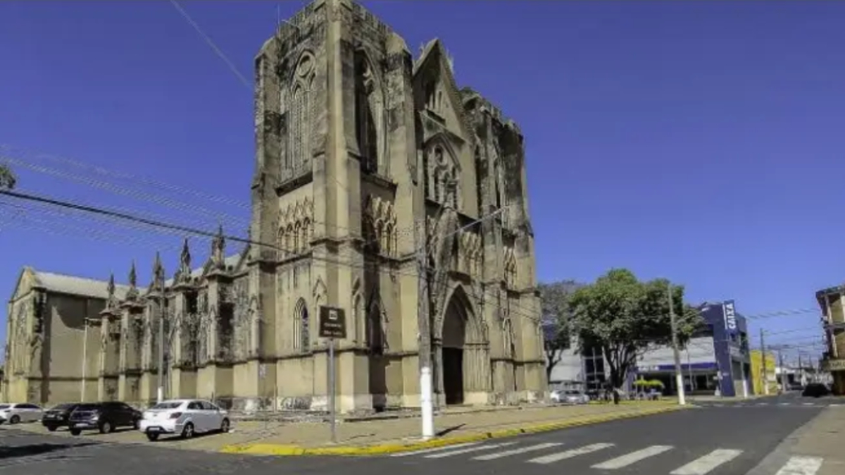 O estilo mescla elementos góticos e neogóticos, o que a torna referência histórica e cultural para a região