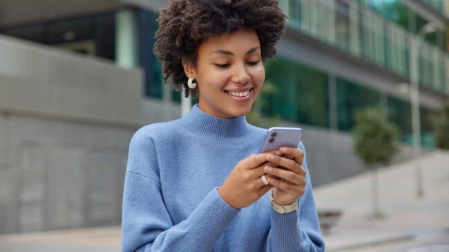 O Wi-Fi Curitiba foi lançado para democratizar a conectividade em espaços públicos e reduzir desigualdades digitais