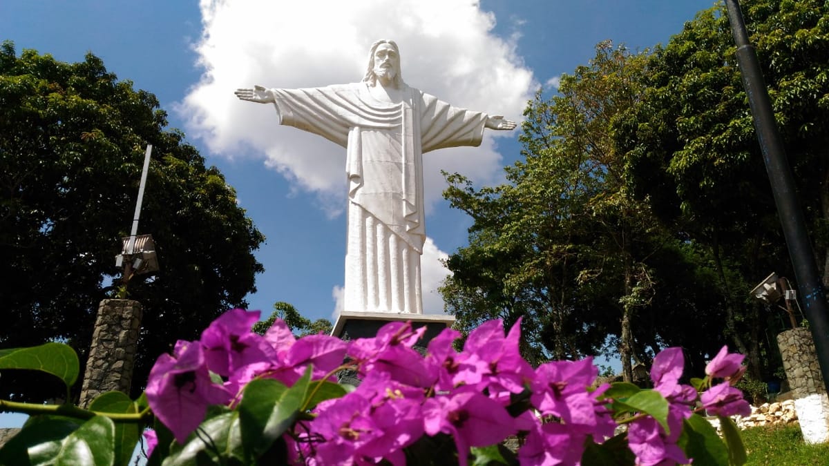 Com mais de mil metros de altitude, por lá é possível encontrar a estátua do Cristo Redentor, com 18 metros de altura (PMSN/Divulgação)