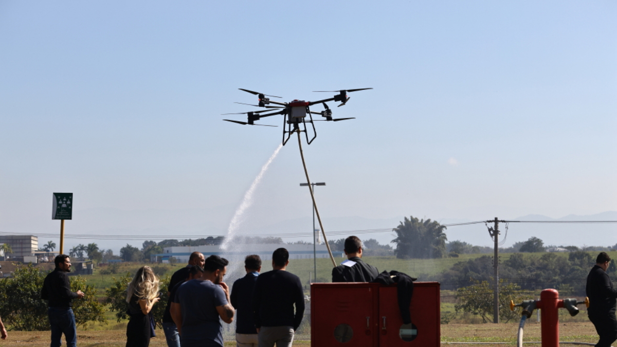 Batizado de UAVI 100 Bombeiro, o drone conecta-se a caminhões-bomba e lança jatos d'água
