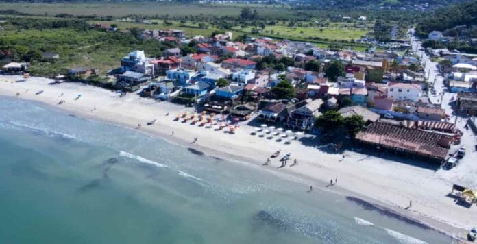 O município tem atraído cada vez mais turistas, especialmente por meio de plataformas de hospedagem