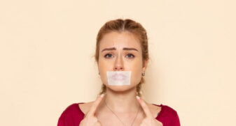 De acordo com médicos, os estudos sobre a eficácia do mouth taping são limitados e pouco confiáveis