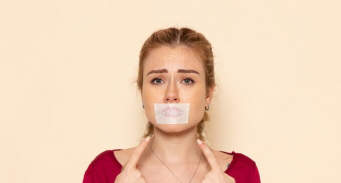 De acordo com médicos, os estudos sobre a eficácia do mouth taping são limitados e pouco confiáveis