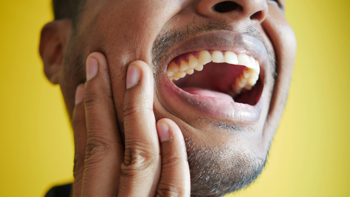 As causas envolvem cáries não tratadas, infecções e inflamação / Pexels