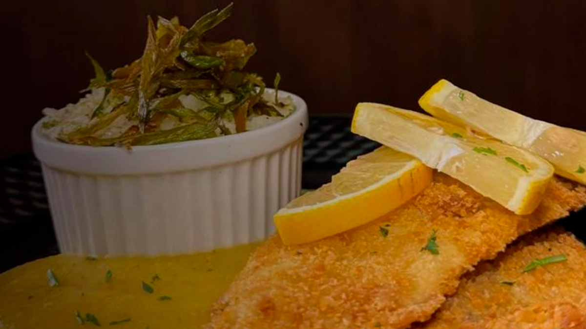peixe empanado com purê de mandioquinha e arroz de brócolis - Divulgação