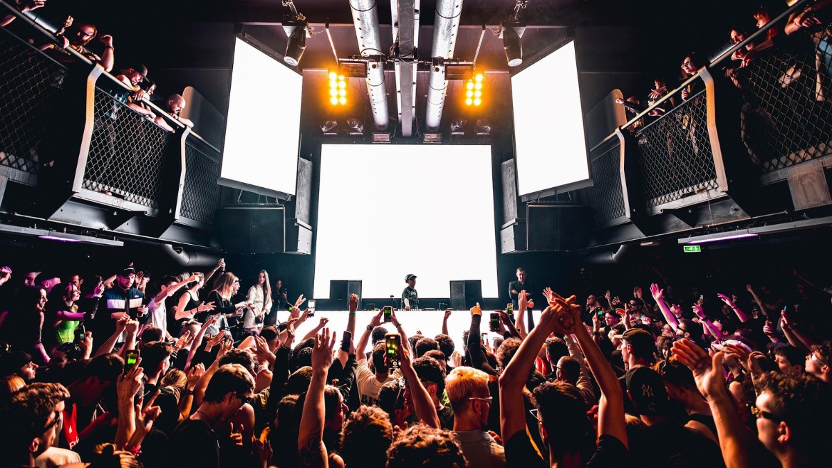 Shows, bares e outros tantos eventos sociais podem ajudar bastante quem busca um grande amor / Pixabay