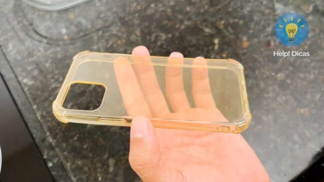 As capinhas transparentes de celular, feitas geralmente de silicone ou TPU (poliuretano termoplástico), costumam amarelar com o tempo.