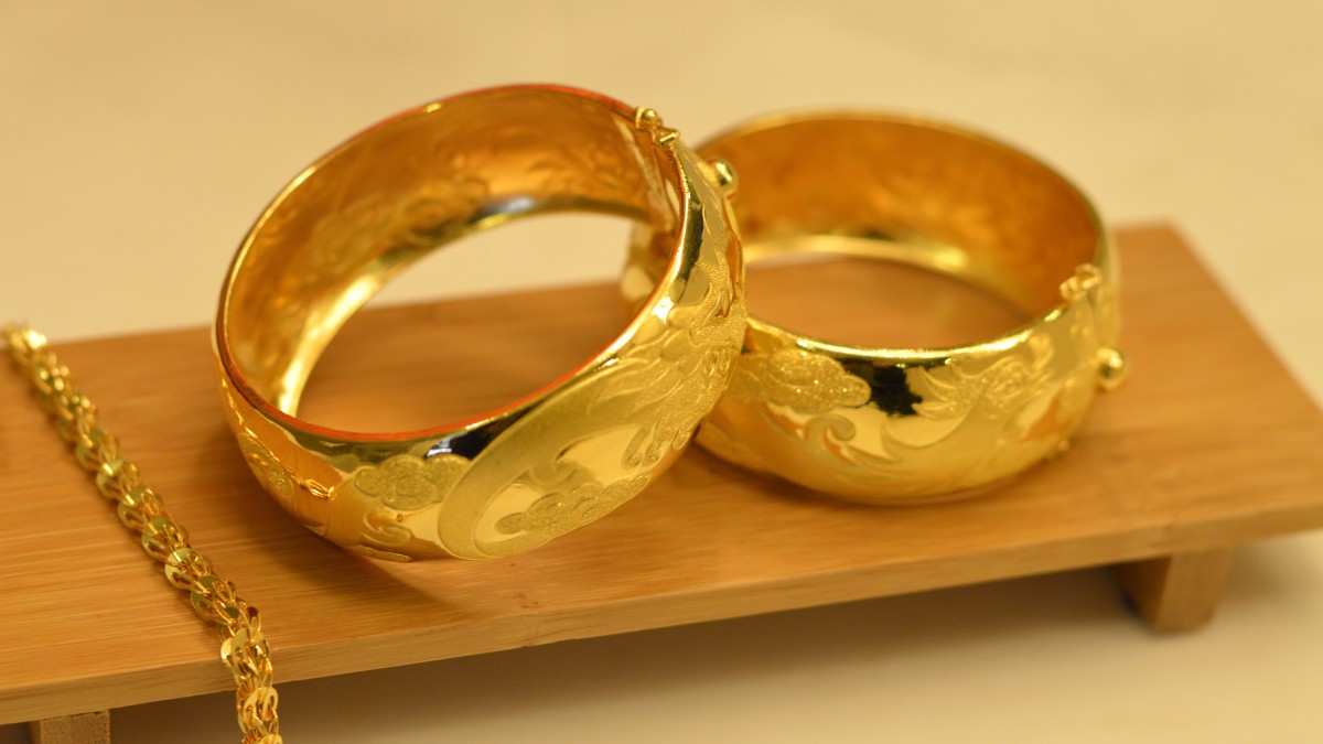 Em muitos países, o ouro é usado nas alianças de casamento / Pixabay