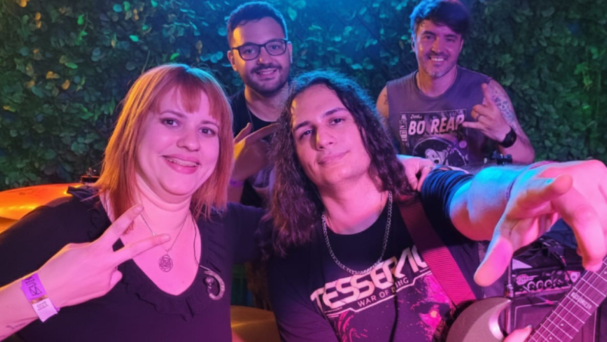 O destaque da noite será a apresentação da banda santista Riot!