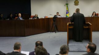 Defesa de general usa Alice através do espelho em crítica ao STF