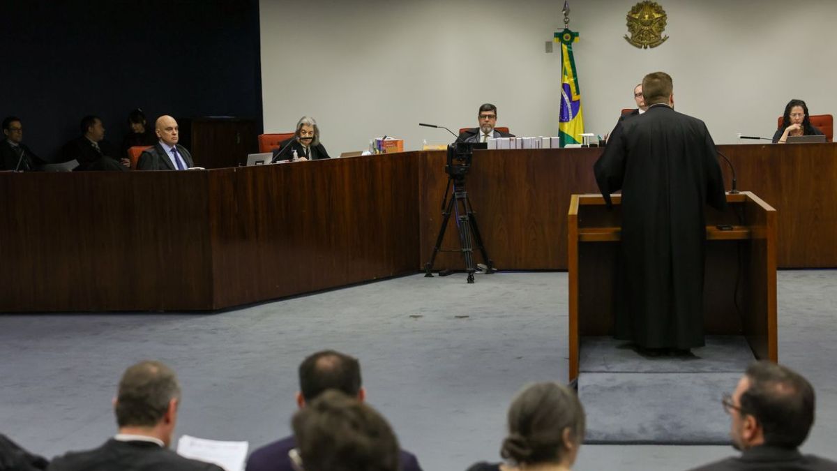 Defesa de general usa Alice através do espelho em crítica ao STF